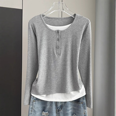 リブの偽の2つの衝突色の長袖tシャツの女性の春の夏の秋の薄いタイプのインナーは底のシャツを掛けてゆったりと上着を着ます。