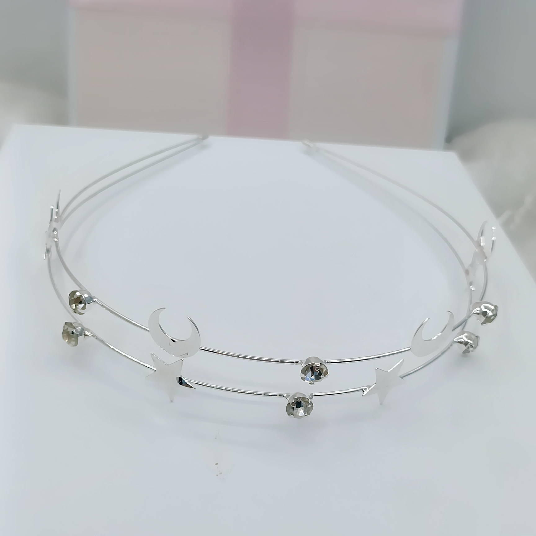 新しい韓国の金属の星空のカチューシャの前髪は星の月のドリルの合金のヘアピンのネットの赤いファッションの装飾品を掛けます。