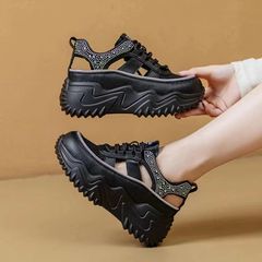 外国貿易の越境運動の風の厚い底は高くなって、白い靴の女性の春と夏の新しい爆発のレジャーの運動の軽いお父さんの靴を手伝います。