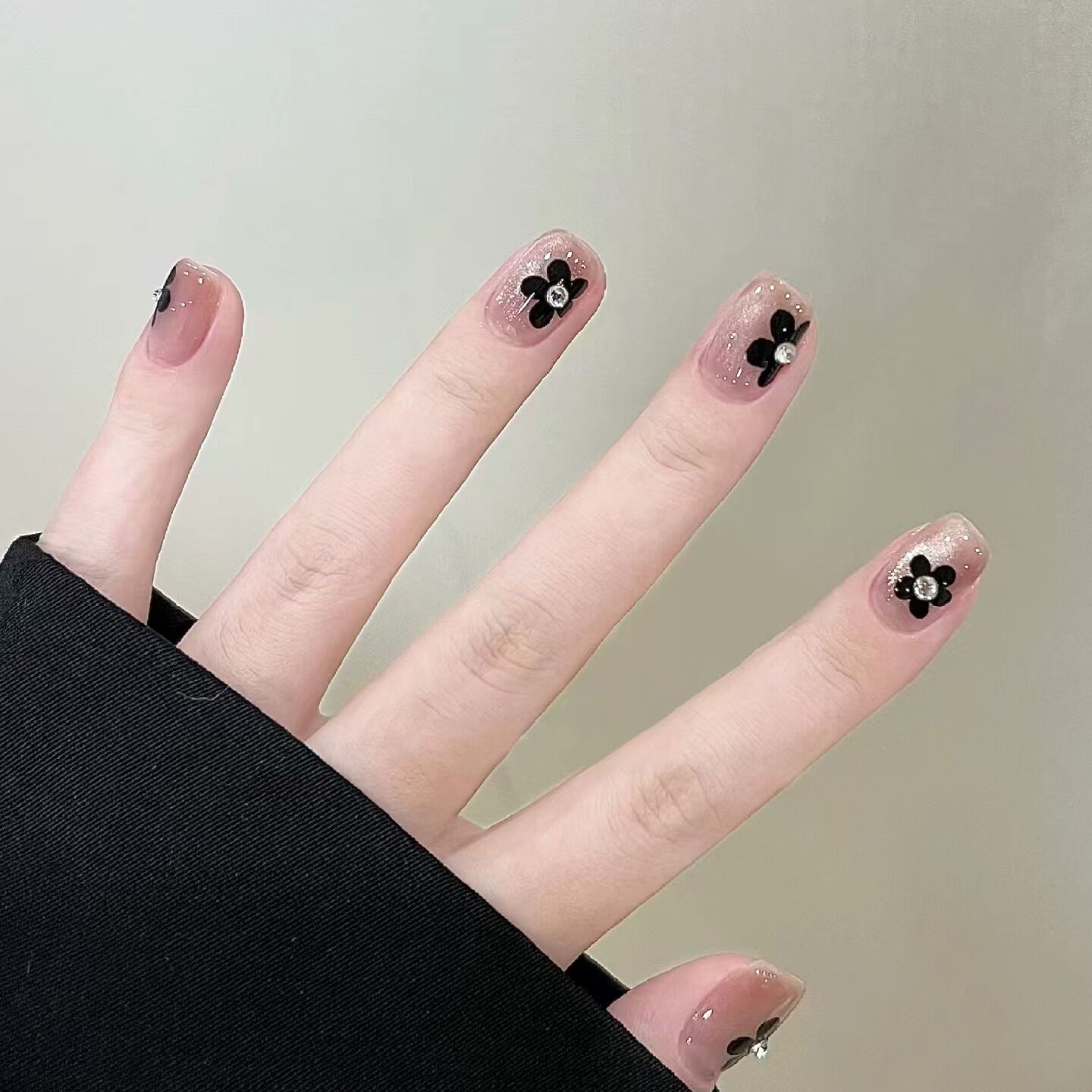 Ojos de gato de flores negras manuales de uñas dulces y frías, uñas falsas cortas, uñas de boda, parches de uñas desmontables para estudiantes