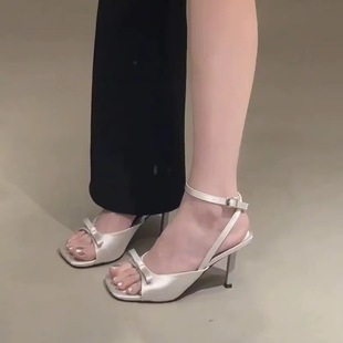 �Ըк�ɫ�߸���ЬŮ2025�¿��_��O���߸�Ь�ļ�¶ֺ�yɫ�_�RЬ