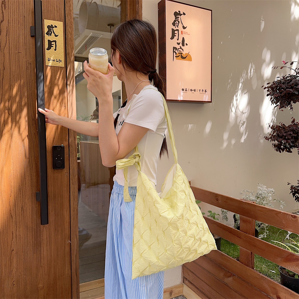 45153 Korean version pleated diamond-shaped bag for women, new casual large-capacity commuter underarm bag, crossbody single-shoulder bag for women Application Scenario