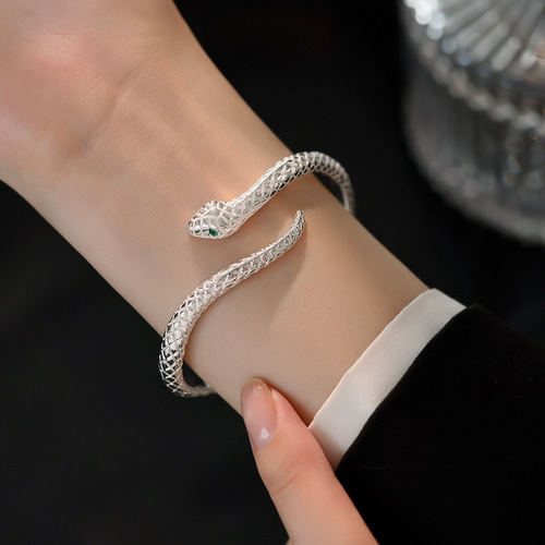 Simple, niche, fashionable, personalized open bracelet, versatile, light luxury, temperament snake-shaped accessory, new style.