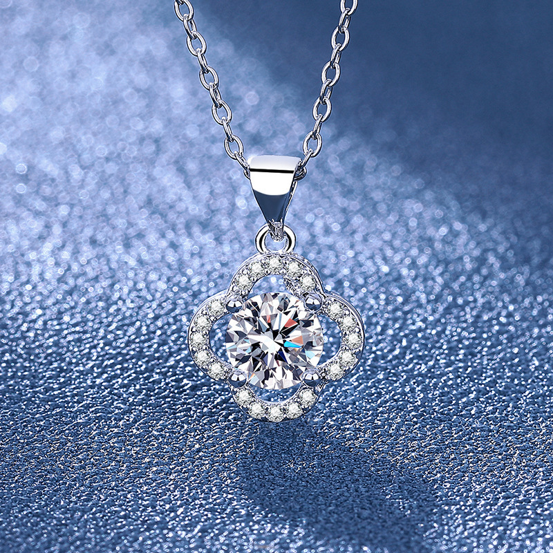 Moissanit-Halskette für Damen, Schlüsselbeinkette, Modetrend im koreanischen Stil, mikrogepflasterter Zirkon-Anhänger mit vierblättrigem Kleeblatt_voghion.com