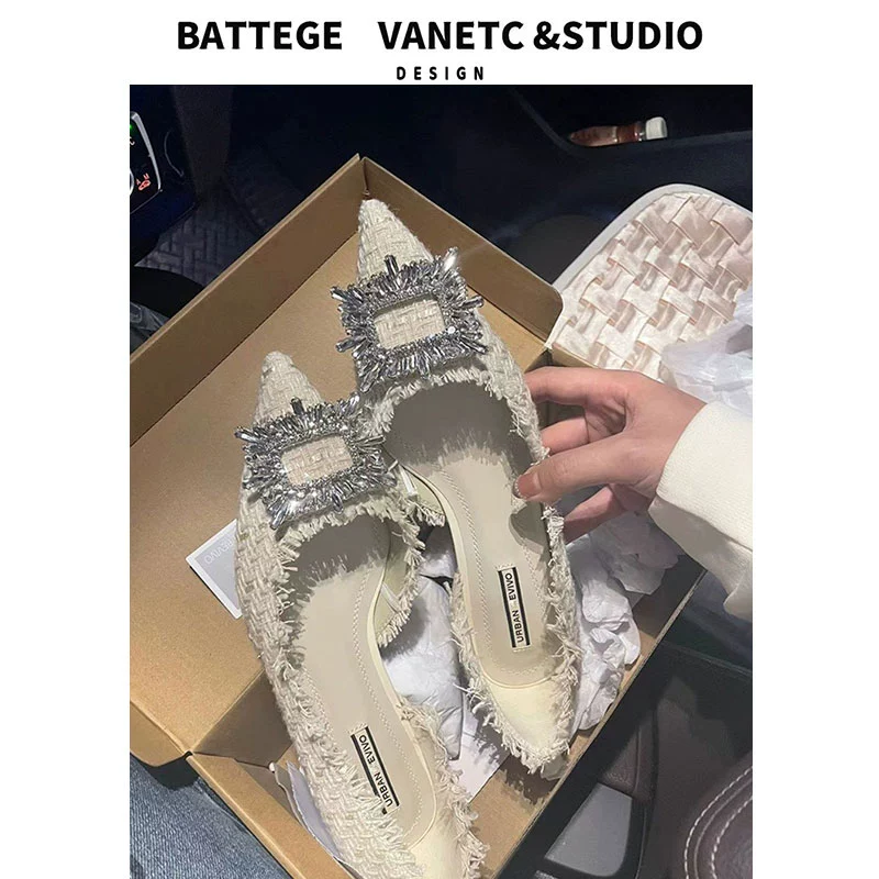 Xiao Xiangfeng квадратная пряжка каблуки со стразами 2025 новый летний боковой пустой заостренные туфли на одном каблуке темперамент женские туфли