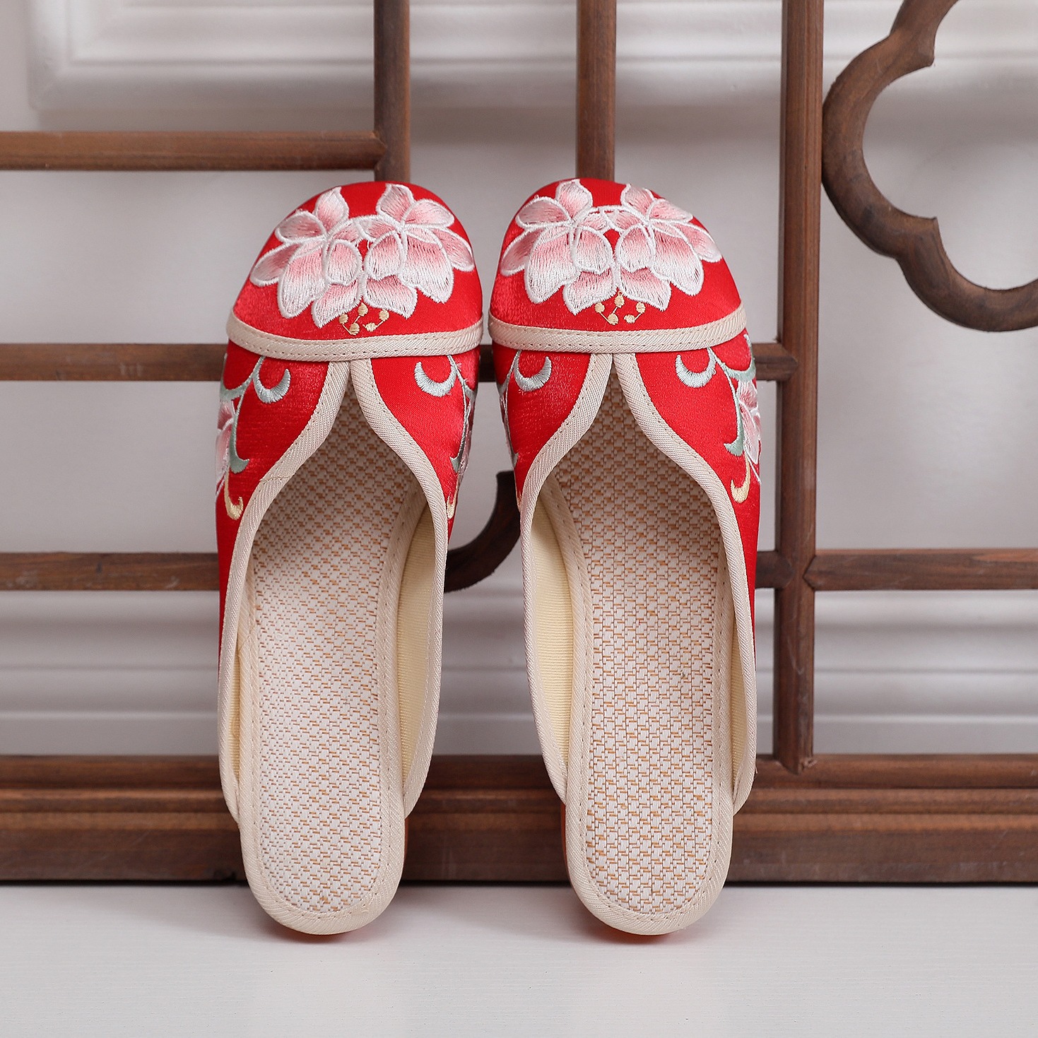 Lightweight slippers