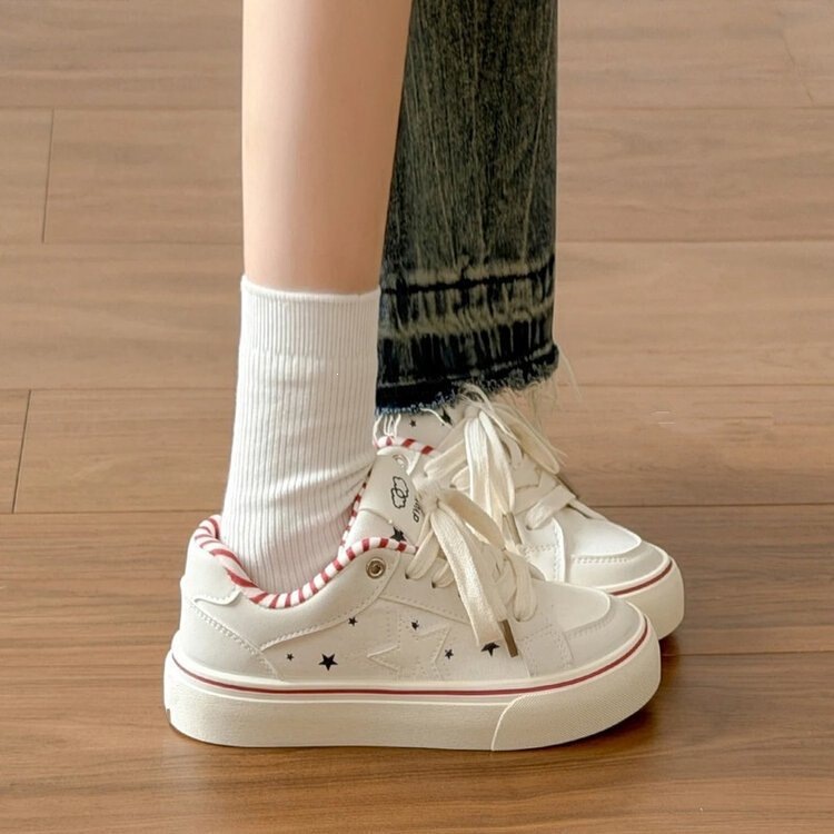 These stylish canvas sneakers with star embellishments are versatile and perfect for casual wear. They are a new autumn 2026 model, featuring a thick sole and a white color scheme, designed for women These stylish canvas sneakers with star embellishments are versatile and perfect for casual wear. They are a new autumn 2026 model, featuring a thick sole and a white color scheme, designed for women