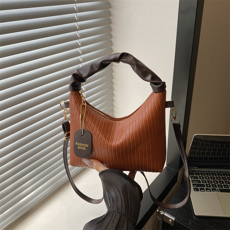 Cross-Border Korean Style Contrasting Color Pleated Cloud Shoulder Bag Summer New Fashion Handbag Women's Bag Foreign Style Personalized Crossbody Bag