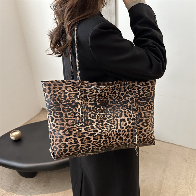 Bolsa de ocio retro leopardo de gran capacidad 2024 nuevo estilo de ocio simple de moda de viaje portátil de hombro bolsa de mano para mujeres