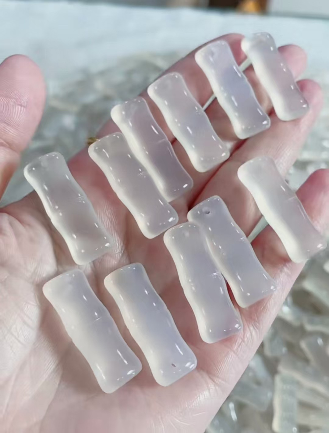 화이트 칼세도니 대나무 펜던트