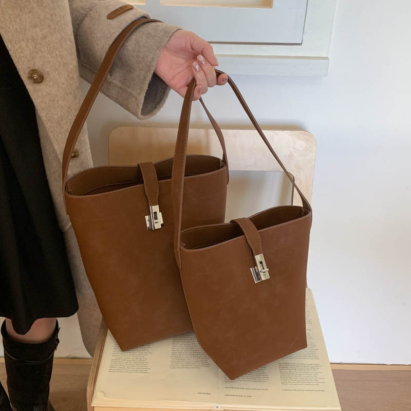 Coreano relajado sensación de gamuz veludo bolso de cubo 2025, otoño y invierno nuevo hombro brazo bolso de viaje de gran capacidad bolso de mujer