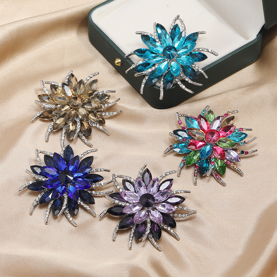Retro Flower Alloy Inlay Artificial Gemstones Rhinestones Women's Brooches display picture 5