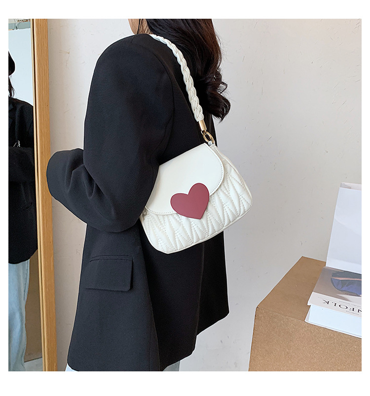 2022 New Fashion Heart Buckle One-shoulder Messenger Small Square Bag 20*16*6cm display picture 4