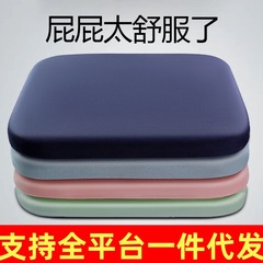 厚い記憶綿の座布団の事務室に座っています。