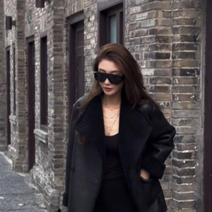 KIKI���ЫC�˶�����ů�r�б�ů��ëƤ����25W92