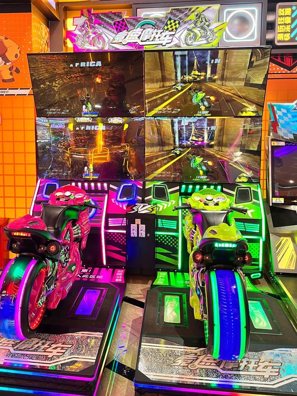 大型アーケードゲームセンター コイン式デュアルスクリーンバイクレーシングゲーム機 アーケード遊園地アミューズメント機器メーカー|undefined