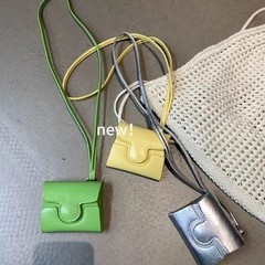 春夏の新型2025首の四角の小さい大衆の設計の復古のミニの小銭のカードはイヤホンの鍵の赤い包みの潮を包みます