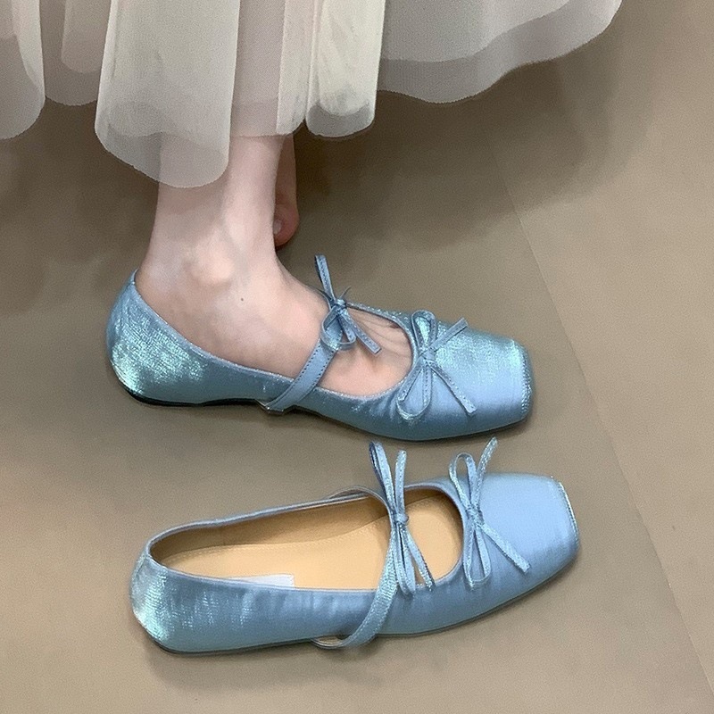 Ballet shoes with bow with hidden heel