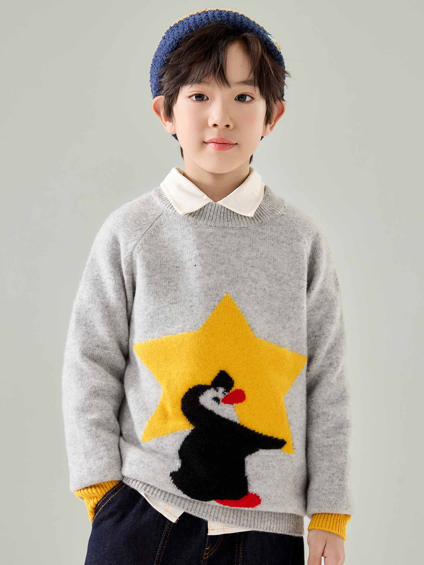 Children's penguin and star wool sweater, new autumn and winter style, round neck sweater, casual and versatile pullover base layer top for medium and large children.