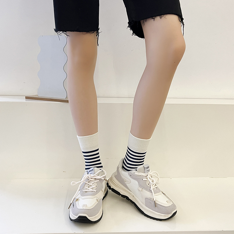 Primavera, Otoño e Invierno calcetines de mujer a media pierna rayas letra P color sólido algodón calcetines de mujer deportes medias de pareja blancas y azules
