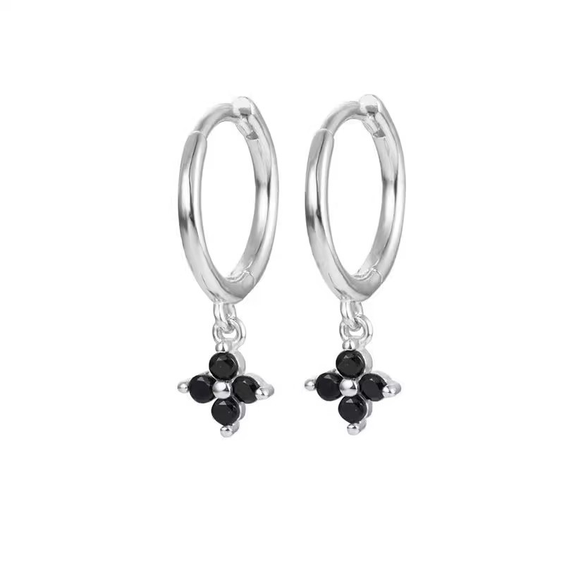 S925 aretes de plata esterlina nicho temperamento negro de cuatro hojas de aretes de flores perfiles de orejas ligero lujo de alto nivel de sensación de orejas de red roja