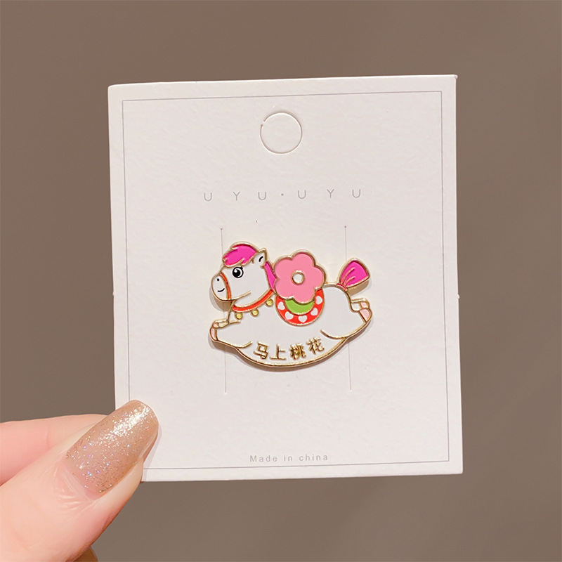 Broche de dibujos animados de Año Nuevo adorable año del caballo pequeño regalo pin accesorios insignia de Año Nuevo ropa decoración al por mayor