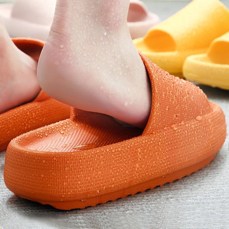 Zapatillas de mierda de verano para mujeres en el baño en el hogar baño antideslizante fondo grueso interior y exterior para usar parejas zapatillas caseras para hombres