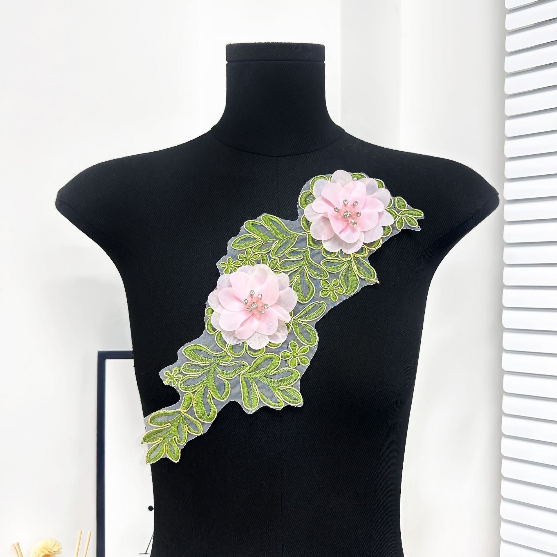 Fuente de fábrica rosa tridimensional chiffon cristal camisa de encaje accesorios de ropa flores en stock al por mayor image 1