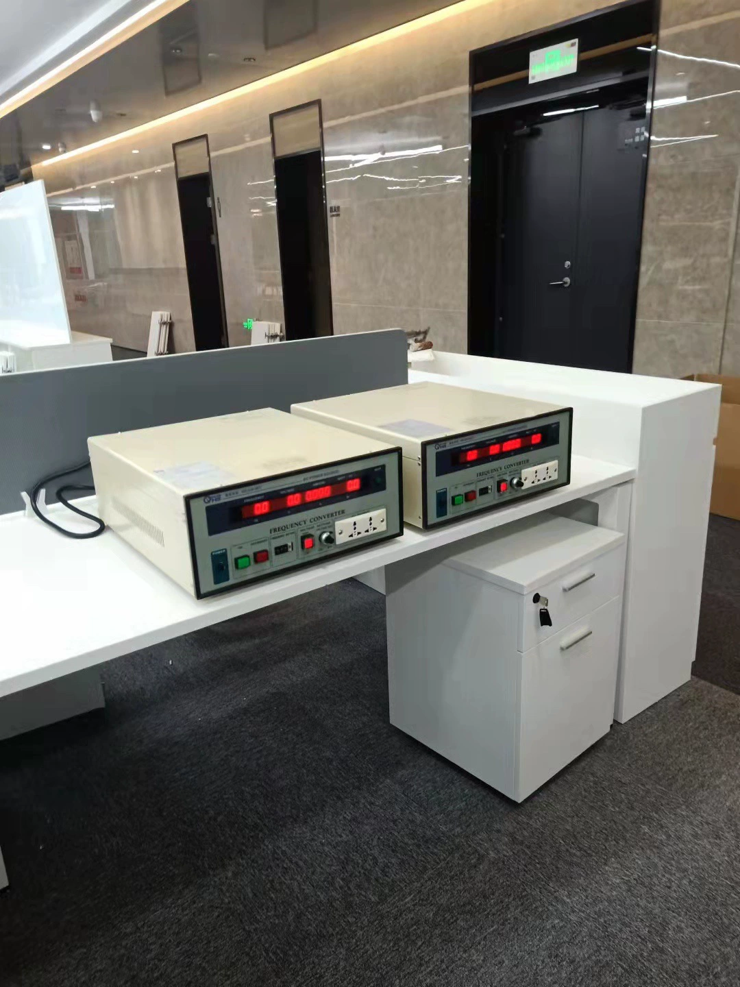 Блок питания с переменной частотой Ouyang Huasi 3 кВА, количество 2, отправлен в лабораторию высокого класса в Шэньчжэне