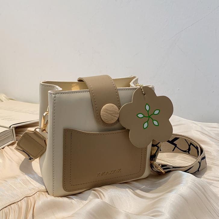 Bolsa de comercio exterior para mujeres 2025 nueva versión coreana universal nicho bolso de cubo de alta calidad sensación extranjera bolso de hombro único