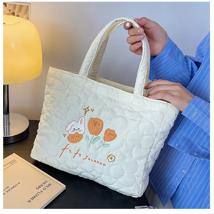 2023 Borsa da donna nuova Borsa a mano con coniglio tulipano ricamato Borsa da ascella per pendolari per ragazza carina cartone animato di grande capacità_voghion.com