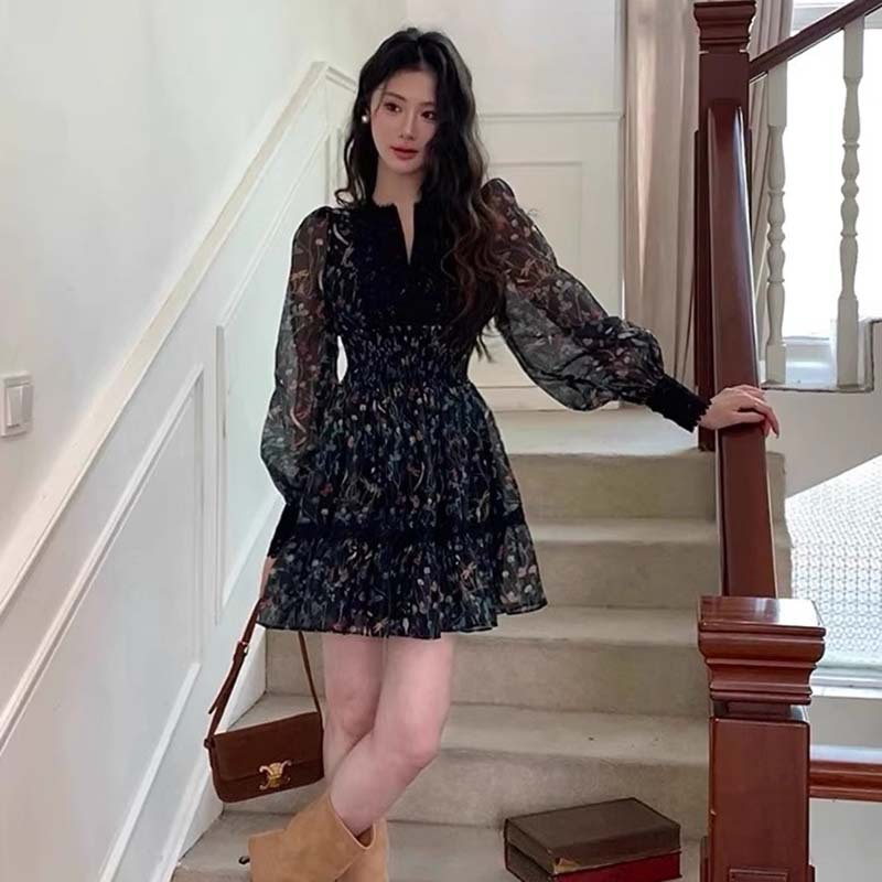 法式气质复古碎花V领连衣裙女2025早秋高级感收腰显瘦小个子短裙