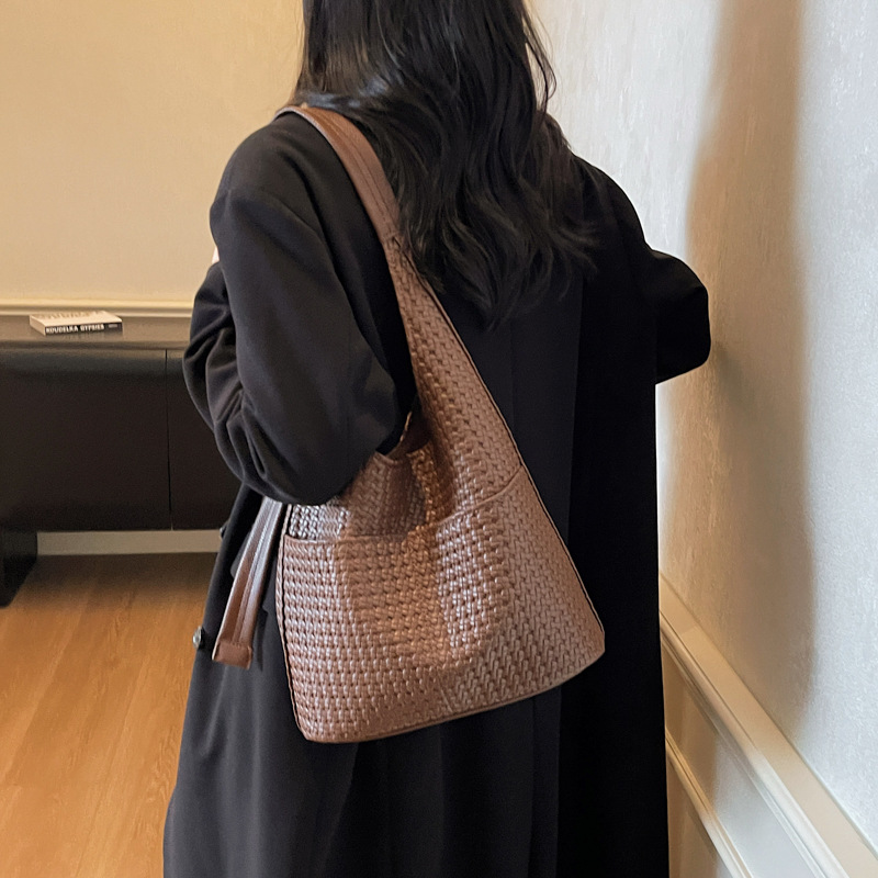 Transfronterizos de alto nivel sensación de brazo para mujeres 2025, otoño y invierno nuevo estilo versátil bolso de cubo de gran capacidad de viaje bolsa de hombro de moda