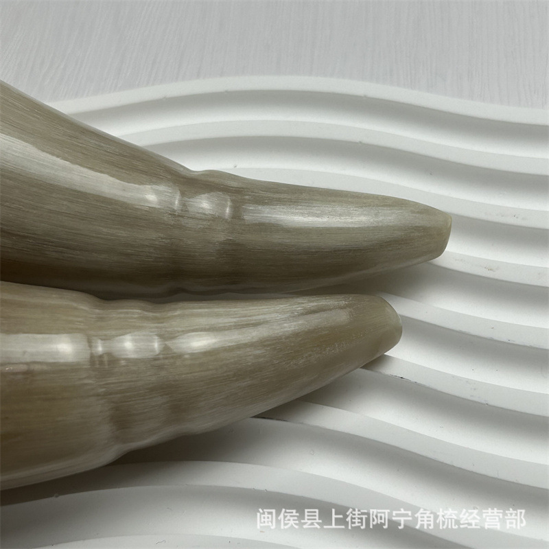 Horn Comb Long Hair Washing Comb Massage Comb Gua Sha Board Meridian Head Therapy Comb 15-20CM in use