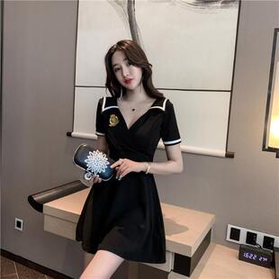 ҹ ���Ը�Ů�bС��ȹ��v�I���ؚ��|�����ձ��LС���������B��ȹ��