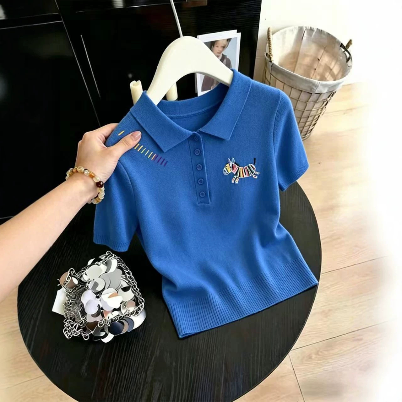 Áo thun polo nữ tay ngắn cổ bẻ họa tiết cầu vồng ngựa nhỏ — Màu xanh da trời chi tiết 1