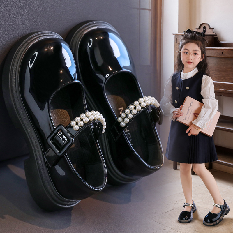 Zapatos de cuero de niñas 2025 verano nuevo zapato de mujer de perla para niños zapatos de princesa de moda zapatos de suela suave para chicas zapatos de espectáculo