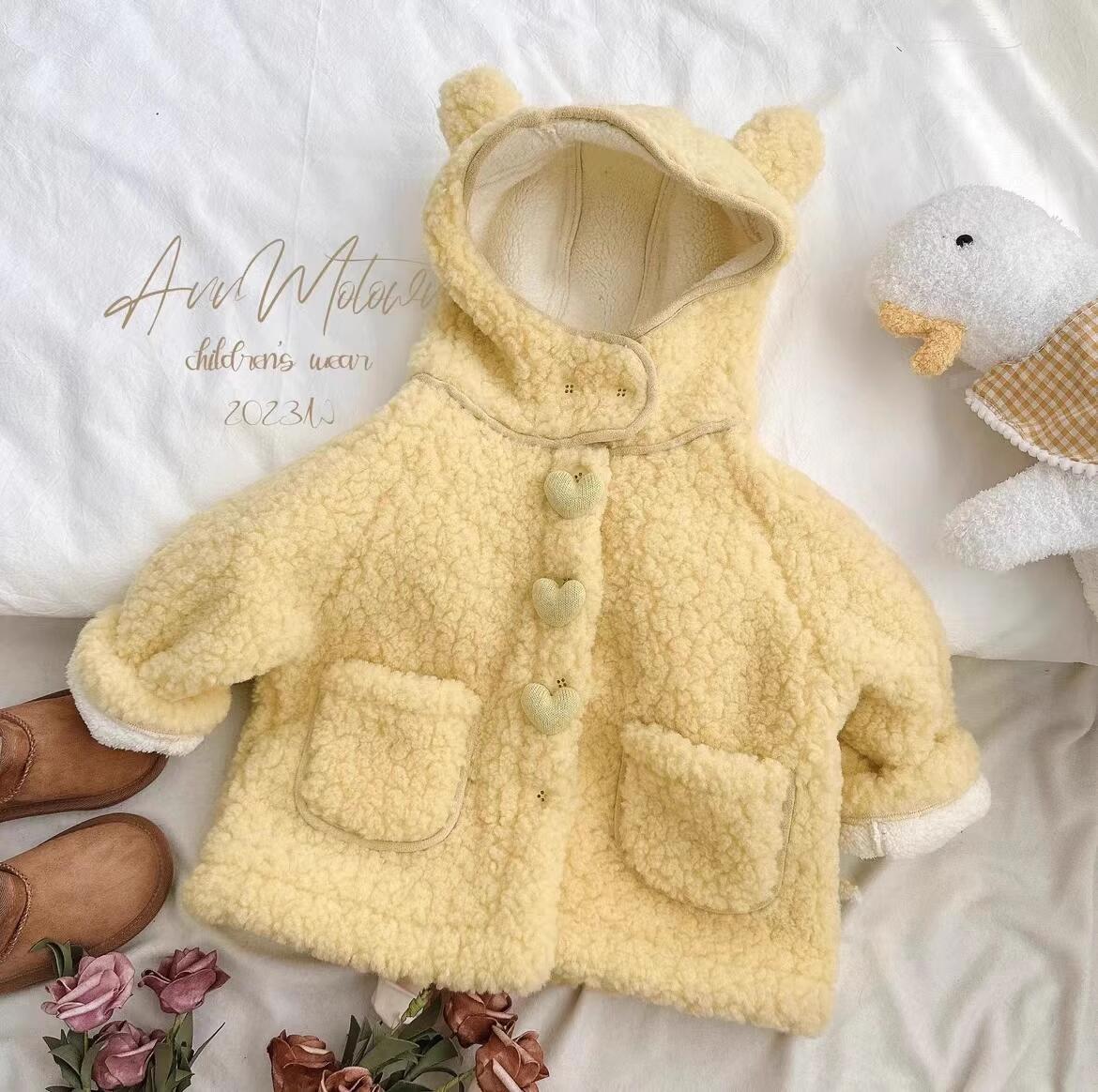 Capa de niñas invierno nuevo terciero grueso 2025 nuevo estilo extranjero con capuchón suéter chaqueta de cordero chaqueta de cachemire