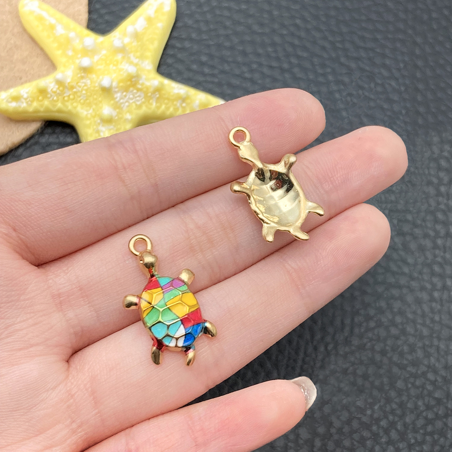 Colgantes marinos esmaltados: tortuga, delfín, estrella de mar