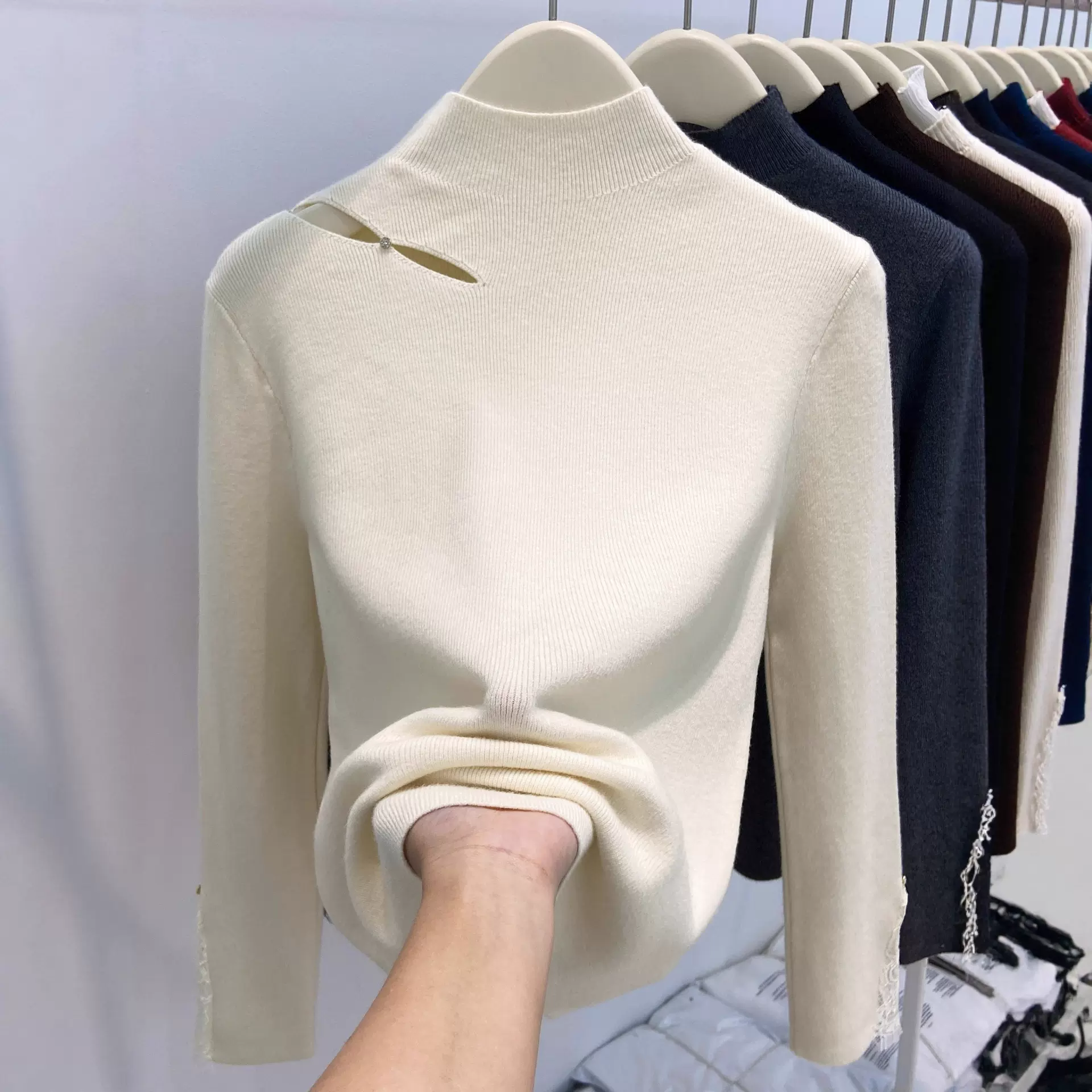 高级感镂空半高领长袖针织衫女2025秋冬新款毛衣气质修身内搭上衣