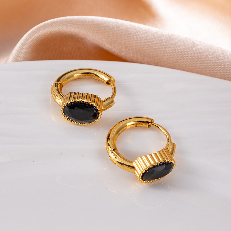 Black earrings with zircon