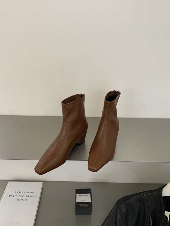 Early autumn square-toed wedge ankle boots with a slimming effect, made of Maillard leather, with a back zipper, paired with a skirt and wide-leg jeans