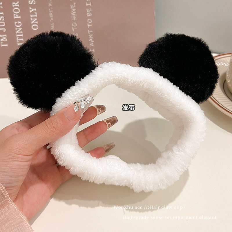 顔を洗って髪を洗って新型の少女の韓国の化粧をつけてマスクの専用のカチューシャをつけます。