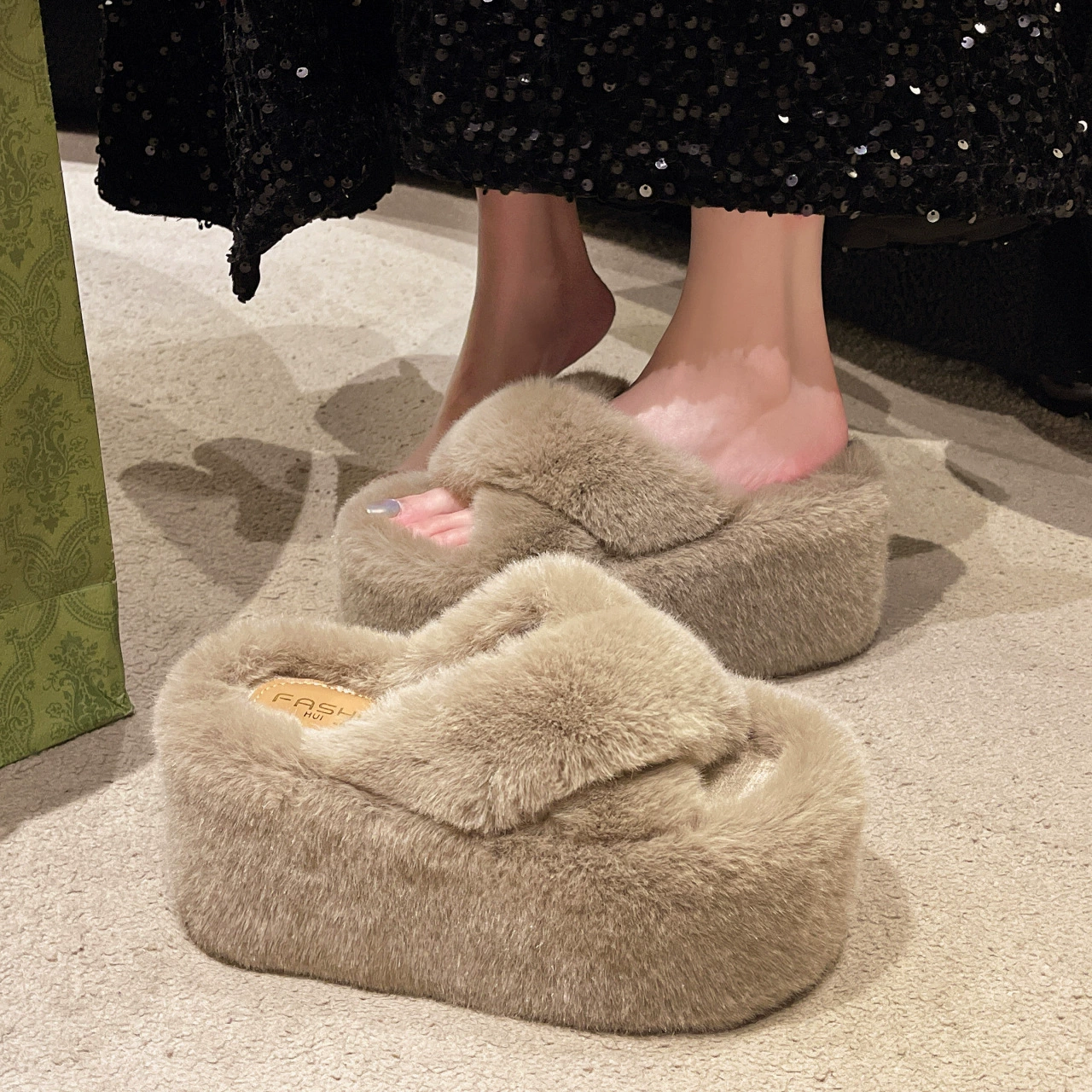 9 см увеличение толстого дна шерстяной шерстяной буксир женский 2024 осенью и зимой новый внешний стиль носить европейский и американский стиль сплошной цвет крест маленькие хлопчатобумажные тапочки