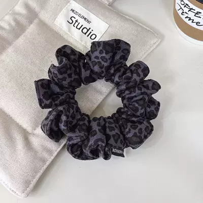 a High-End Feel for Low – Saç üçün rezinlər - gray-leopard-print-suede-small-intestine-loop