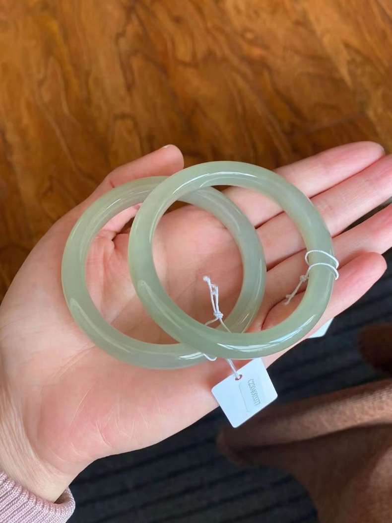 Vòng tay ngọc bích Hetian tự nhiên màu hồ nước xanh, dáng tròn mảnh, đường kính 52–64 mm chi tiết 1