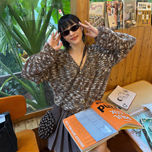 初禾 2025秋复古重工设计彩色宽松慵懒风V领针织毛衣外套开衫女