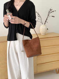 Universal demi-season fashionable capacious one-shoulder bag