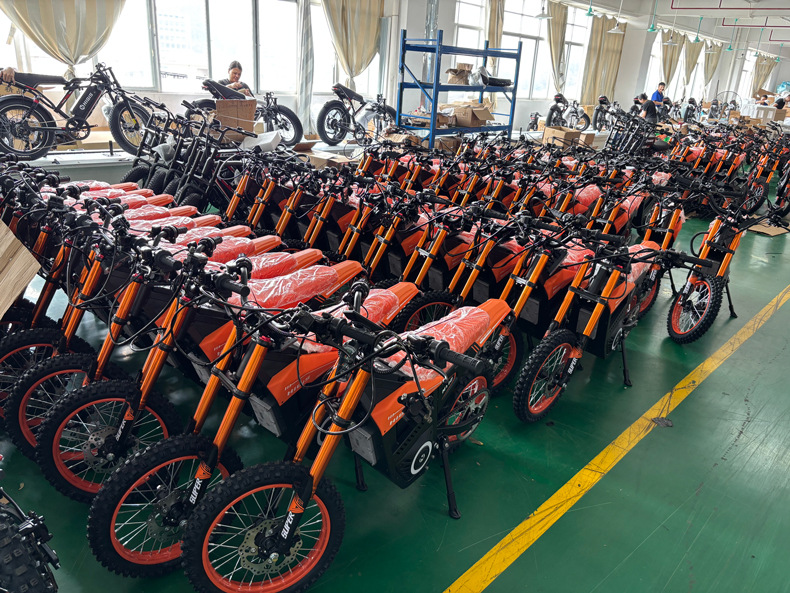 European and American Overseas Warehouse Off-Road Electric Motorcycle 4000W Mountain Dirtbike Racing 17/ 14inch Electric Motorcycle Export