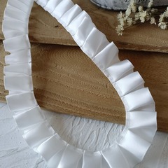 2.5 cm wide white ribbon, satin fabric with pleated accordion-style ruffles and scalloped edges—DIY trimmings for doll clothing designs
